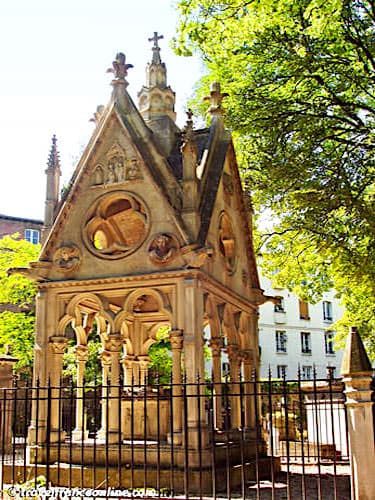 Pere Lachaise Cemetery - Eloise and Abelard's grave