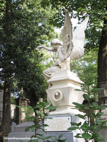 Pere Lachaise - Grave with an angel