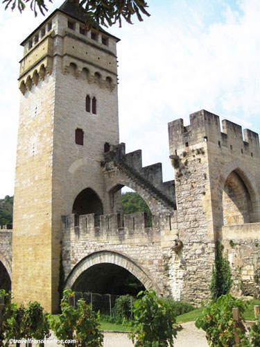 Pont Valentré and its small vineyard in Cahors