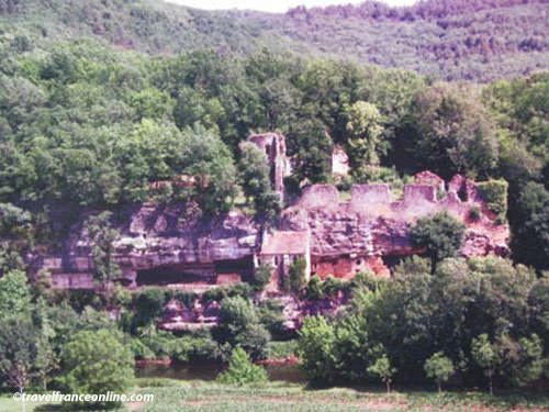 La Madeleine rock shelter seen from the opposite bank