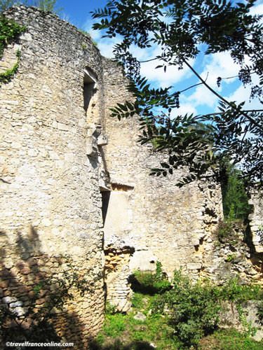 Chateau du Petit Marzac aboveLa Madeleine rock shelter