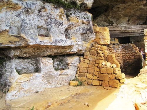 La Madeleine rock shelter - Vestiges of a troglodyte dwelling