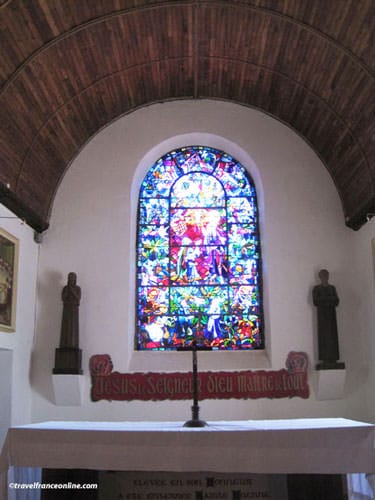 Eglise du Graal in Trehorenteuc - altar