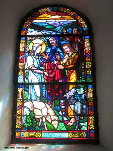 Eglise du Graal in Trehorenteuc- stained=glass window