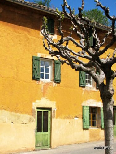 Ocher house in Roussillon