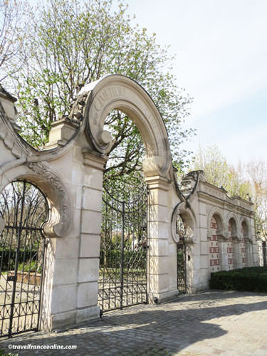 Cimetiere des Chiens - Art Nouveau entrance