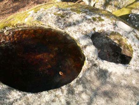Pierre aux Neuf Gradins - Witches' cauldrons