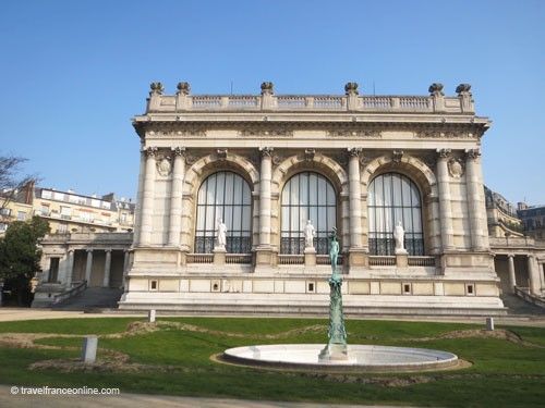 Palais Galliera and Fontaine de l'Avril