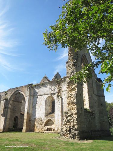 Ile Chauvet Abbey - Ruined church