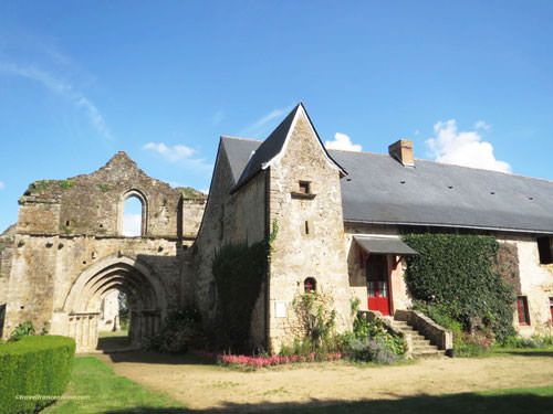Ile Chauvet Abbey - Ruined church and monks dormitory