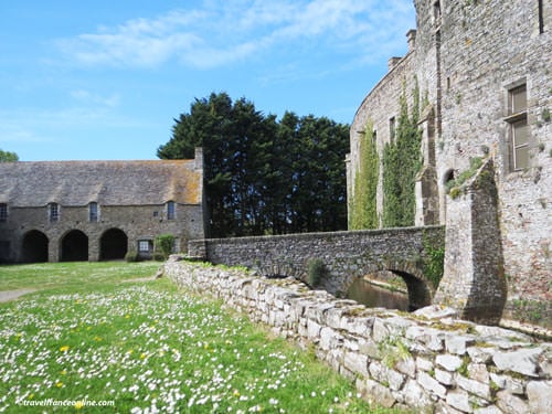 Chateau de Pirou - Stone bridge and stables