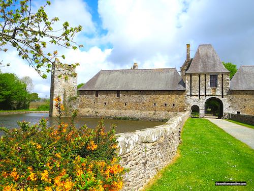 Chateau de Gratot - Tour Ouest, commons and entrance gatehouse overlooking the moats