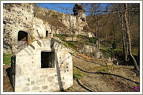 Les Grottes de Perrier - Well, dwellings and Tour de Maurifet