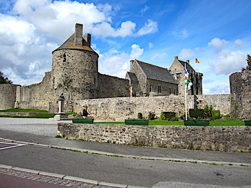 Castle of Saint-Sauveur-le-Vicomte - Round tower and donjon
