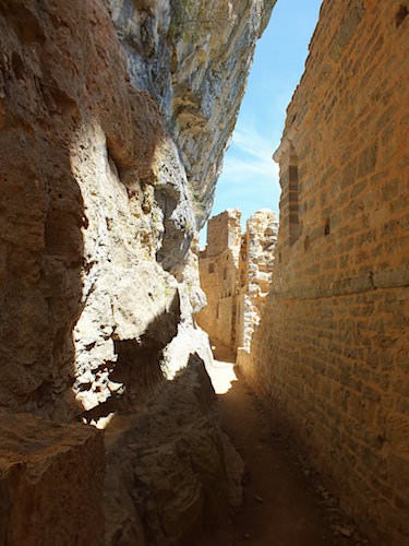Chateau des Anglais - Chateau Fort de La Roque d'Autoire - Narrow rooms as the castle was built against the cliif face