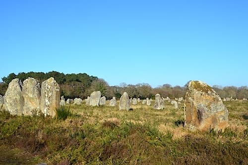 Kerlascan alignment in Carnac has about 550 menhirs aligned in thirteen rows