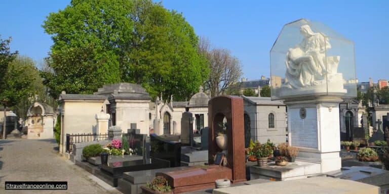 The Cimetière de Passy is situated onPlace du Trocadéro, next to the plais de Chaillot, and is the cemetery of the Parisian aristocracy - Grave adorned with a Pietà