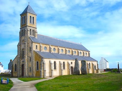 Ile de Sein Church and Les Causeurs