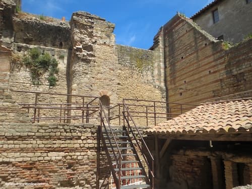 Baths of Constantine in Arles - Walkways and hypocaust