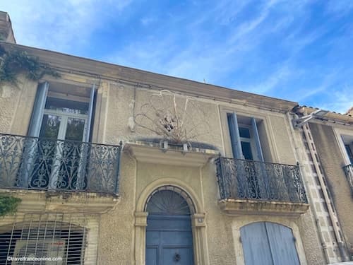 Scallop on a house facade in Grabels