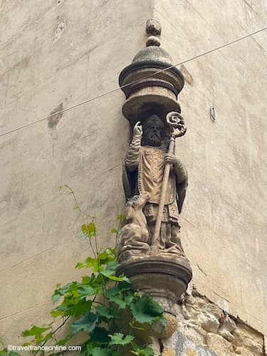 Saint Gilles du Gard - Statue of Saint-Gilles and the hind
